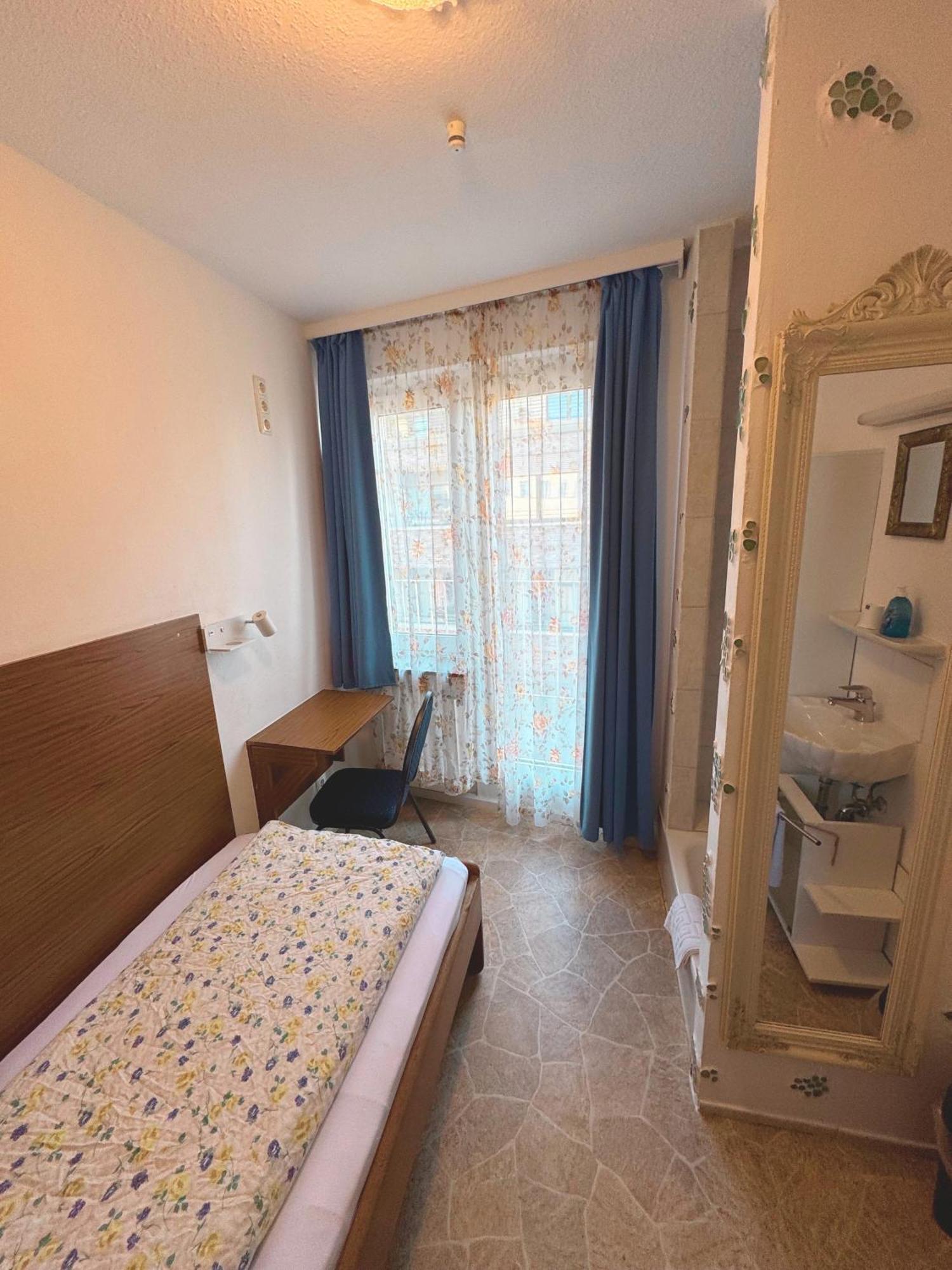 Hostel Heinzelmaennchen Koln Bagian luar foto