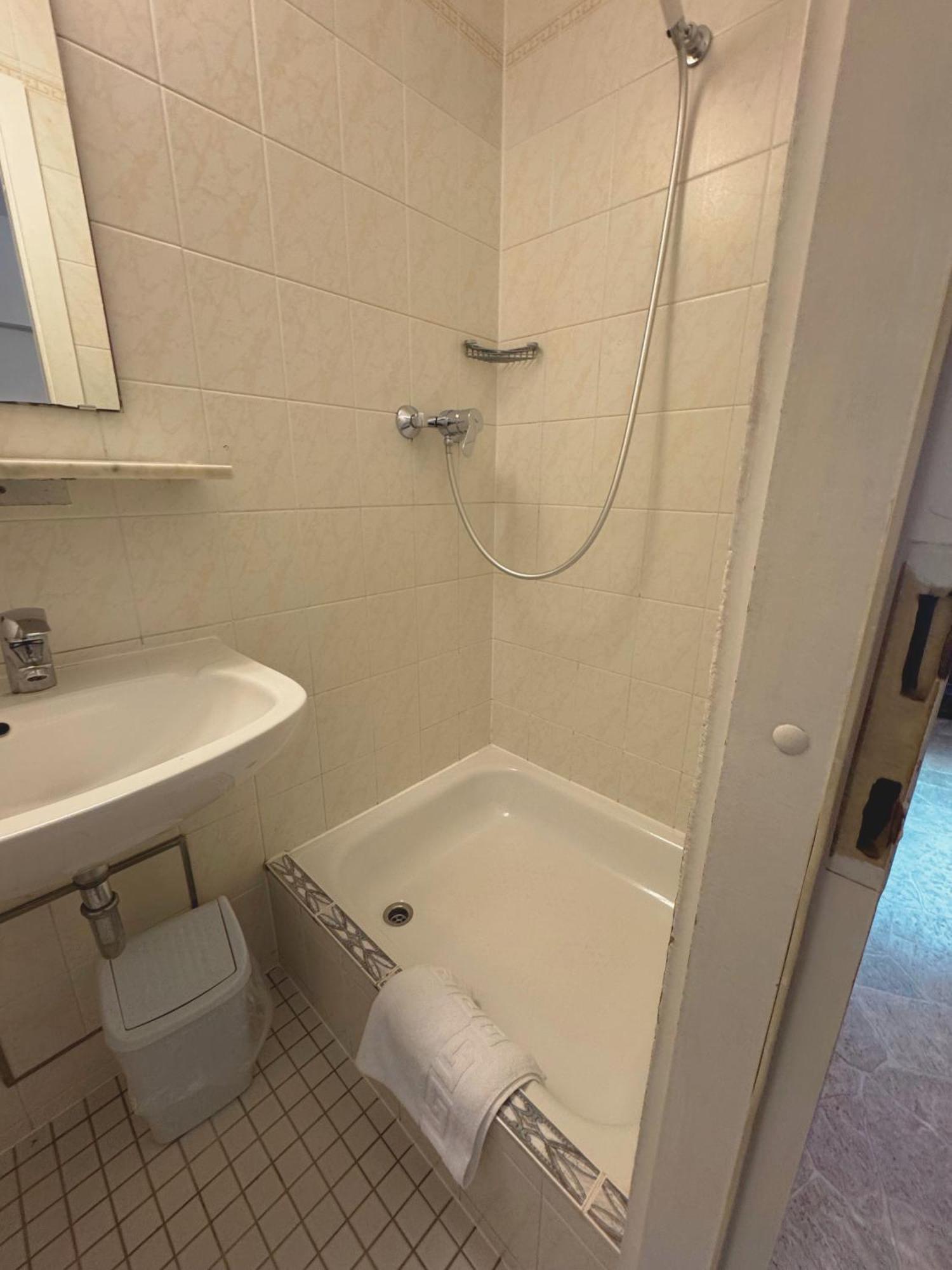 Hostel Heinzelmaennchen Koln Bagian luar foto