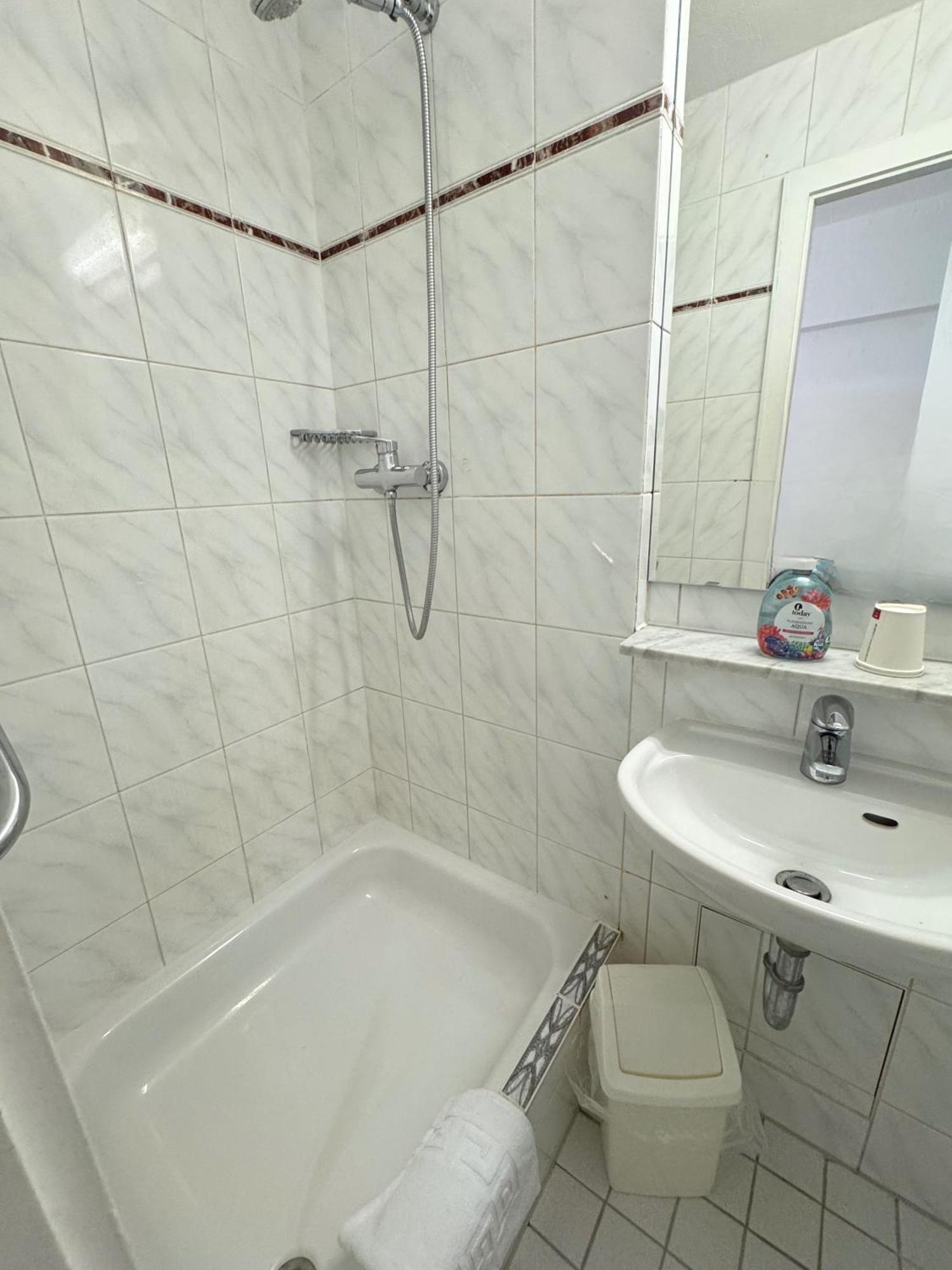 Hostel Heinzelmaennchen Koln Bagian luar foto